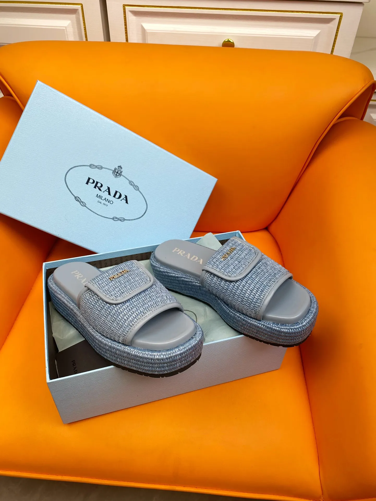 👟👟Ex-factory price 520👟👟 PRADA 2024ss raffia woven slippers This year's popular straw series, lazy people's must-have slippers are so good-looking on the feet. The whole pair of shoes is light, comfortable and bright colors meet the various choices of fashionable people of different styles! Original custom-made raffia Sheepskin lining 1:1 open mold outsole Size number: 35-39 (40 customizations are not returnable)